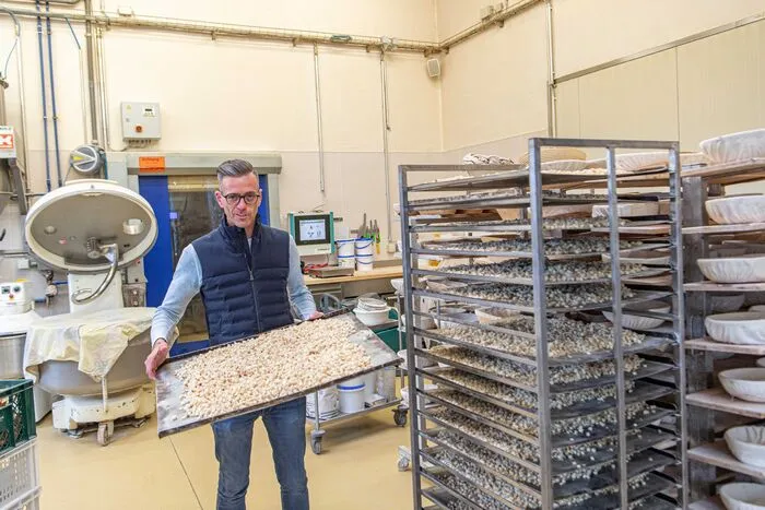 Florian Wachmann in seiner Bäckerei, die mittlerweile 18 Personen beschäftigt.