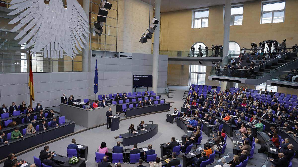 Kanzler Olaf Scholz spricht vor dem Bundestag in Berlin