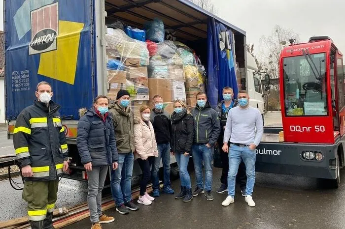 Auf Umwegen über eine Bekannte aus Graz-Umgebung, die im Erdbebengebiet ein Haus hat, wurde in Leitersdorf eine Hilfsaktion gestartet. „Eigentlich wollte sie in ihrer Garage die Hilfsgüter sammeln“, erzählt Christoph Langer. Das hat man rasch verworfen und kurzerhand die Komm-Halle in Leitersdorf zur Sammelstelle gemacht. Zurecht, denn binnen weniger Stunden wurden am Samstagnachmittag viele Hilfsgüter, von Lebensmitteln über Kleidung bis zu Heizstrahlern, gespendet, die mehr als einen Lkw füllen. Langer: „Ein riesengroßer Ansturm.“ Sechs Helfer nahmen die Spenden entgegen. Am Sonntag waren 15 Leute, auch von der Feuerwehr, im Einsatz, um die Hilfsgüter auf insgesamt 43 Paletten zu packen und zu folieren. Am Montagvormittag wurden sie auf einen kroatischen Lkw geladen, der sie zu einer kleinen Verteilstelle im Erdbebengebiet brachte.