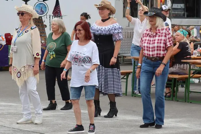 Zur Unterhaltung der Besucherinnen und Besucher trugen auch die Vorführungen der Line-Tänzer...