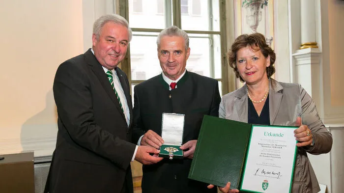 Große und Goldene Ehrenzeichen wurden Mitte Mai in Graz von Landeshauptmann Hermann Schützenhöfer übergeben. Darunter an den Niederwölzer Altbürgermeister Maximilian Lercher, ...
