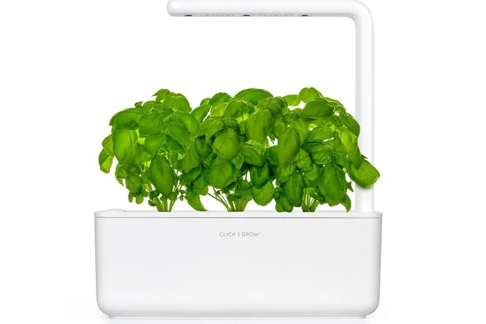 Smart sind heutzutage nicht nur die Handys, auch der moderne Kräutertopf hat sozusagen „Köpfchen“. Smart Garden 3 ist daher das perfekte Geschenk für all jene, die keinen grünen Daumen haben. Die Samenkapseln kommen mit perfekt auf die jeweilige Pflanze abgestimmter Erde. Einmal im Monat muss Wasser nachgefüllt werden. LED-Lampen sorgen für Licht. Der Preis: 99,99 Euro.