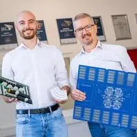 Von links: Martin Möderndorfer ist Kundenbetreuer bei Astron Electronic, Christian Hochenwarter wurde wenige Monate nach der Gründung vor fast 30 Jahren geschäftsführender Gesellschafter