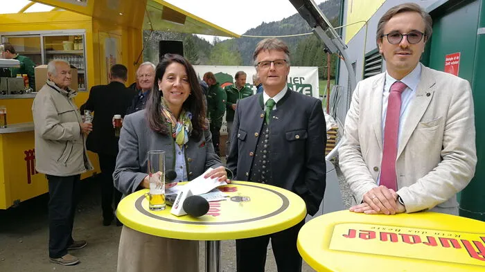 Moderatorin Maria Staller und die Stadtwerke-Geschäftsführer Kurt Woitischek und Stefan Stadlober bei der Eröffnung der Holzvergaseranlage in Murau.