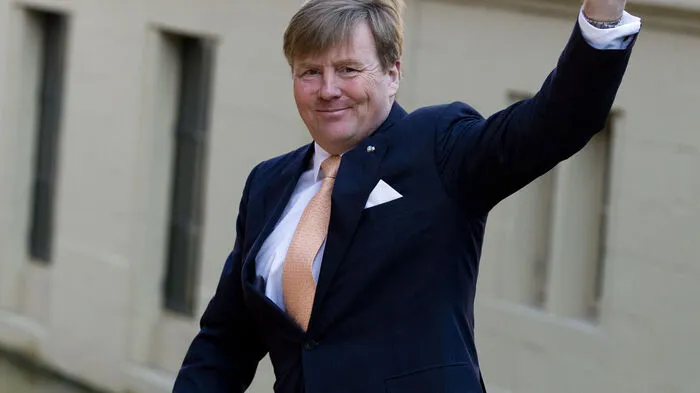 Als Staatsoberhaupt haben ihn sich die Niederländer lange nicht vorstellen können. Willem-Alexander machte mit Bierseligkeit, Partys und Eskapaden Schlagzeilen. Doch diese Zeiten sind vorbei. Seit er vor vier Jahren den niederländischen Thron bestiegen hat, bezweifelt niemand mehr, dass er das Zeug zum König hat.