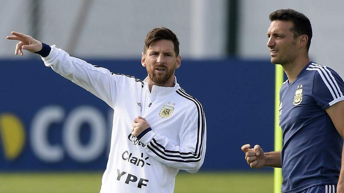 Lionel Messi mit Trainer Lionel Scaloni 