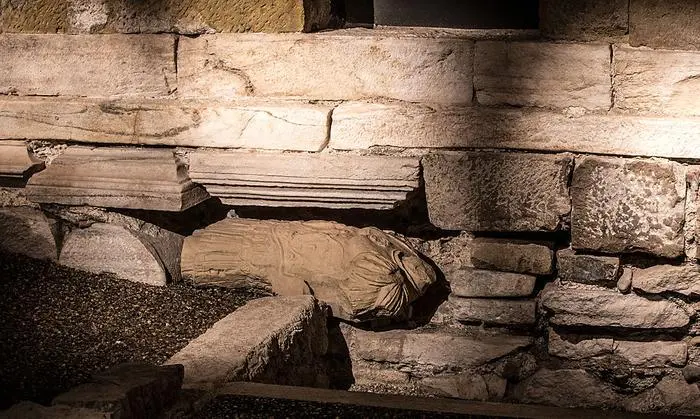 Statuen wurden als Baumaterial verwendet