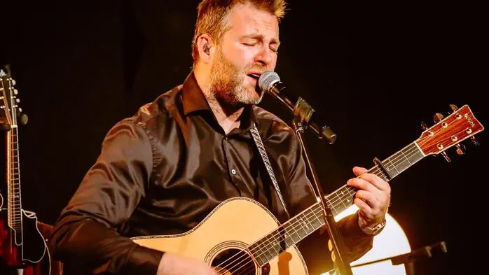 Johannes Sumpich alias Josh, bekannt mit Songs wie „Cordula Grün“ oder „Martina“, will wieder zurück zu seinen Wurzeln und tritt im Zuge seiner aktuellen Tournee mit dem neuen Album „Wer singt dann Lieder für dich“ bewusst in kleinerem Rahmen auf – ohne Band, alleine an der Gitarre.