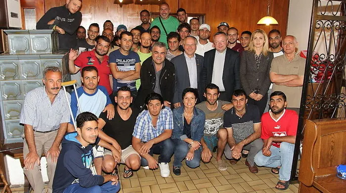 Bürgermeister Josef Ober und Dechant Friedrich Weingartmann hießen die 40 Flüchtlinge willkommen.