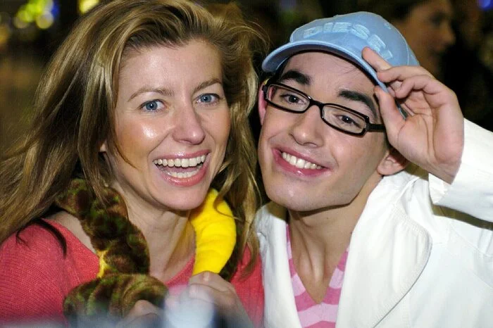 Anfang 2004 war er dann auch in der ersten Staffel des RTL-Dschungelcamps "Ich bin ein Star - Holt mich hier raus" einer der Teilnehmer. Damals wurde er in fünf von zwölf Ekel-Prüfungen geschickt und musste beispielsweise den sogenannten Kakerlakensarg überbestehen. Sieger wurde damals Costa Cordalis.