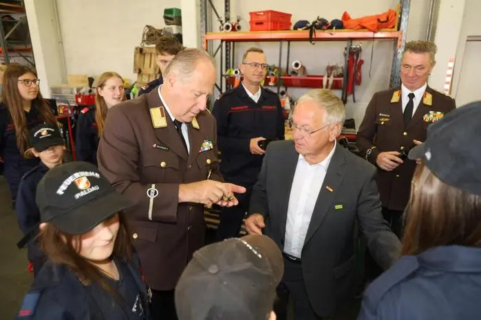 Die Übergabe der Ehrungen erfolgte durch Bürgermeister Josef Ober und Bereichsfeuerwehrkommandant Johannes Matzhold