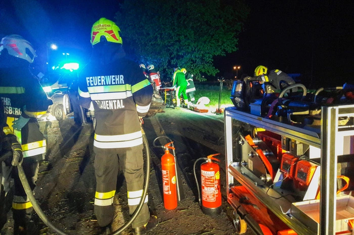 Eine Person war im Auto eingeklemmt und musste medizinisch versorgt werden.
