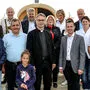 Pfarrprovisor Michael Golavčnik mit einigen Besuchern