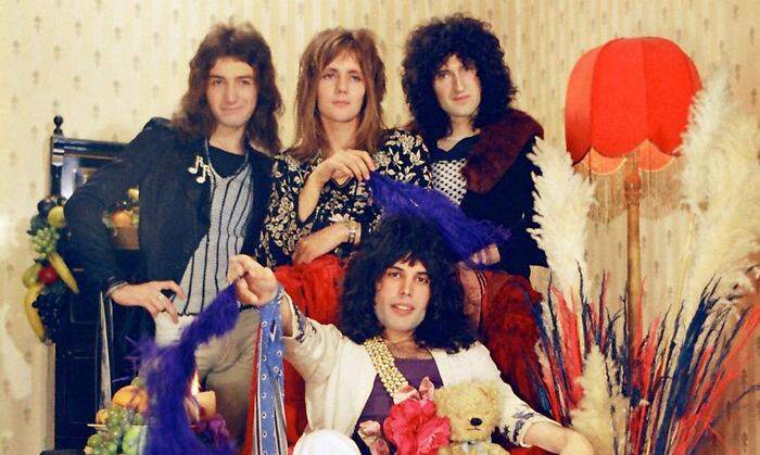 Bassist John Deacon, Schlagzeuger Roger Taylor, Gitarrist Brian May und vorne Sänger Freddie Mercury