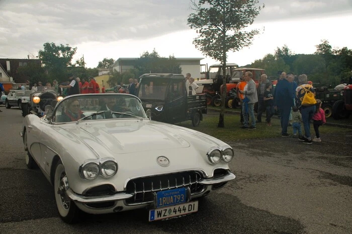 Mehr als 800 Oldtimer gab es zu bestaunen am Dorfhofgelände. Über 1000 Oldtimer-Freunde zog das Fest an.