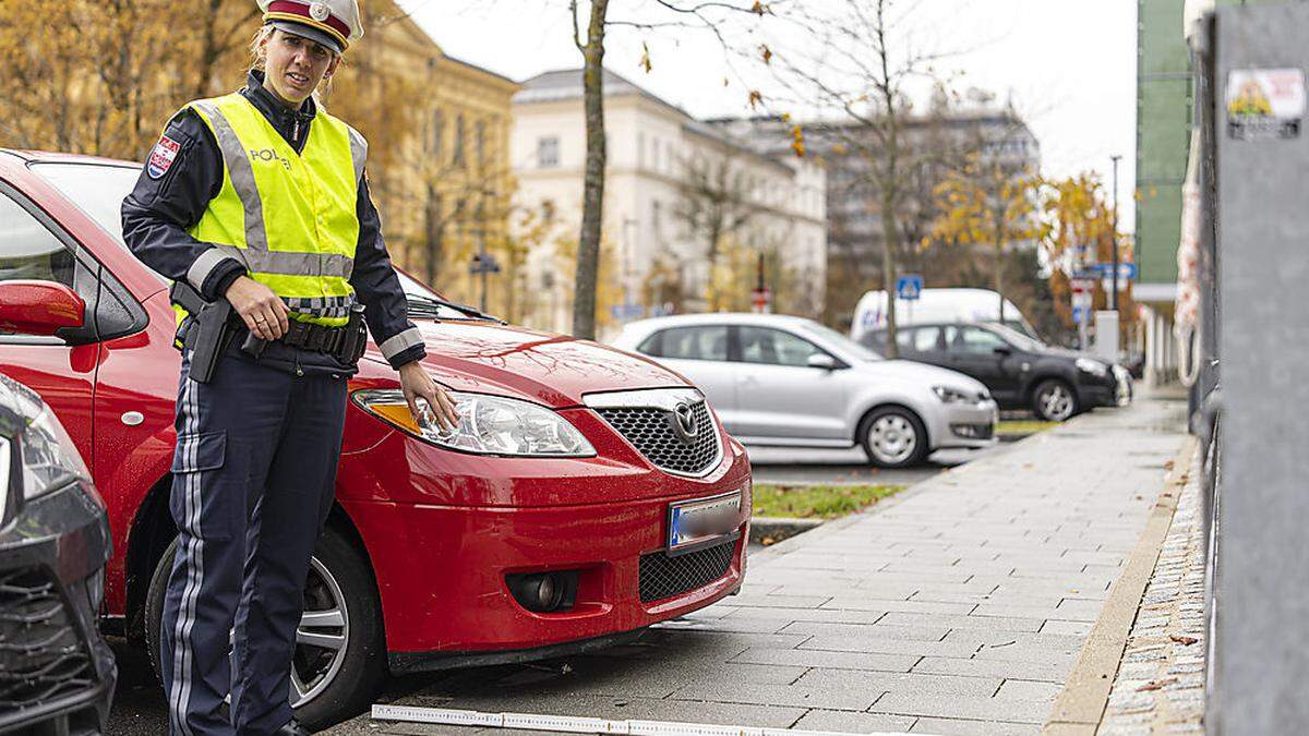 Die neue Parkregel, wonach Autos nicht in den Gehweg ragen dürfen, sorgt für Aufregung