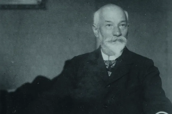 Johannes Frischauf, Mathematik-Hochschulprofessor in Graz, war unter den Gründervätern. Er war pro-slawisch und der Meinung, dass der Alpinismus weder dem Nationalismus, noch einer Religion oder politischen Haltung unterordnen darf. Ihm ist später Deutschfeindlichkeit vorgeworfen worden, er hielt sich nicht im Verein.