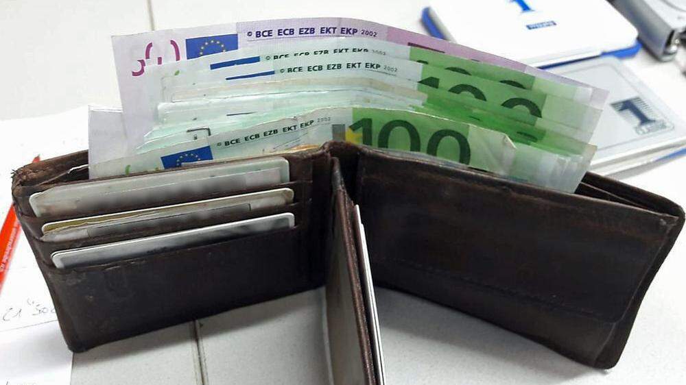 Diese Geldtasche mit 3200 Euro gaben ehrliche Finder am Heiligen Abend bei der Polizei ab