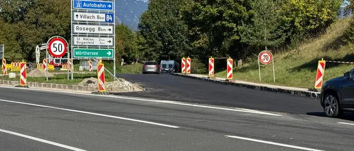 Blick auf eine Straßenkreuzung mit Schildern