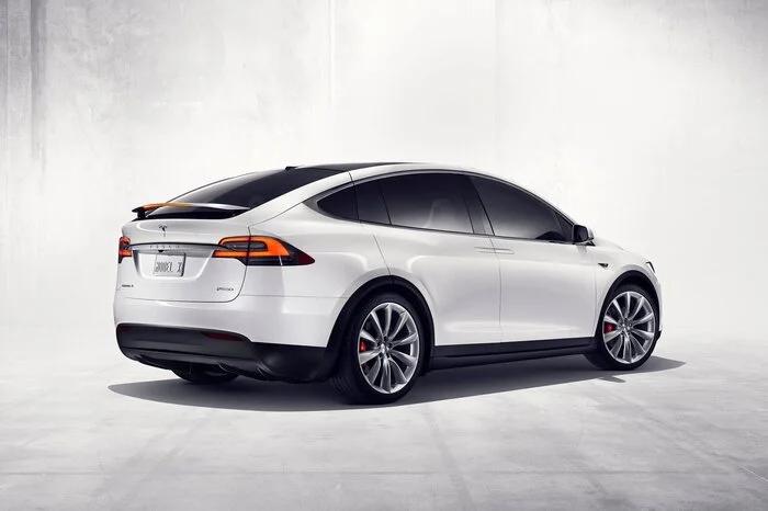 Technisch bedient sich das Model X der gleichen Plattform wie das Model S, sprich: Komponenten von Mercedes bilden das Fahrwerk und den Innenraum, den Antrieb übernehmen je ein Elektromotor an der Vorder- und der Hinterachse.