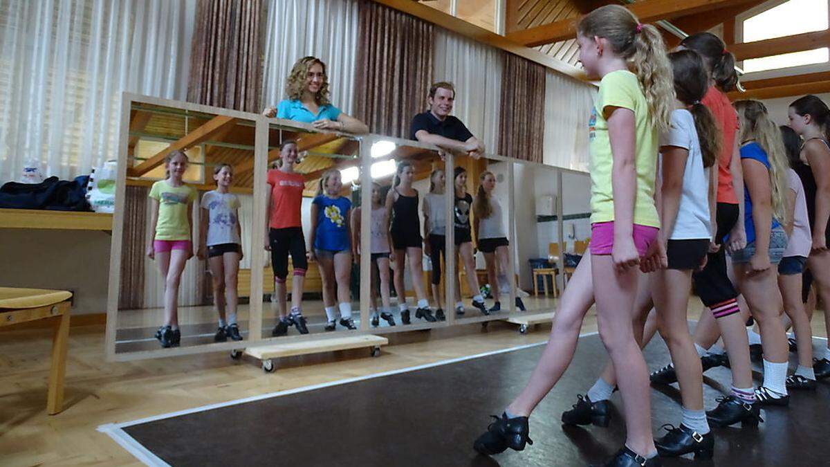 Beim traditionellen Irish Dance, wie er in Weiz unterrichtet wird, bewegen sich nur die Beine. Dazu ist eine Menge Koordination nötig