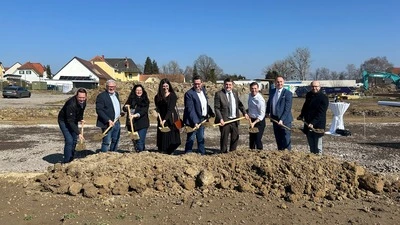 Beim Spatenstich in Fürstenfeld: Große Freude bei der Familie Praßl und den Vertretern der Stadtgemeinde Fürstenfeld