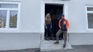 Jasmin und Franz vor der Anlaufstelle in Knittelfeld. Murau musste bereits schließen, Judenburg wird folgen. Die Kürzungen treffen die Arbeit der Streetworker dramatisch