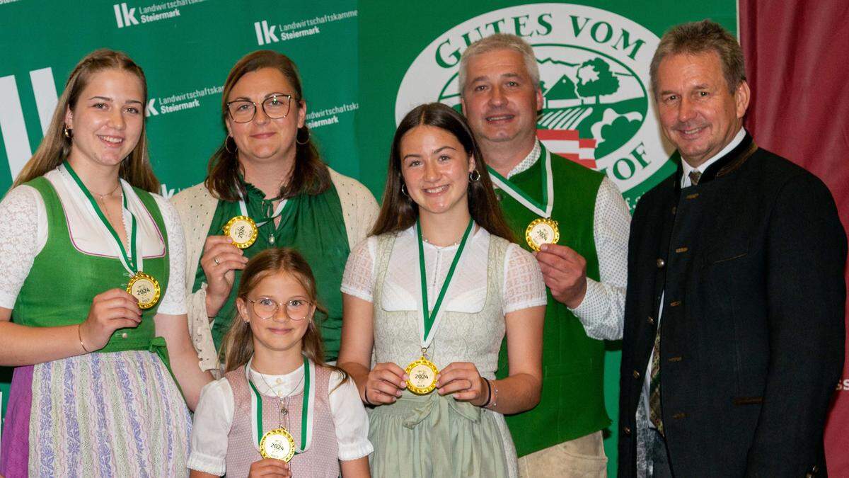 Elisabeth und Rudolf Schaffer mit ihren Töchtern Hanna, Maria und Teresa bei der Verleihung mit LK-Präsident Franz Titschenbacher (rechts)