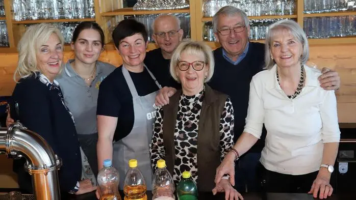 Das fleißige Serviceteam von links: Luise Valentinitsch, Berry Laetitia, Vitoria Stubinger, Hannes Berger, Erika Pirker, Andreas Ogris und Anneliese Pirker.