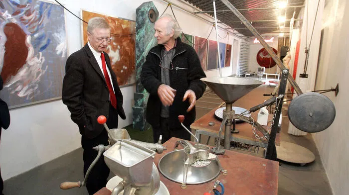 Staatssekretär Franz Morak (links) beim Besuch des Ateliers von Cornelius Kolig