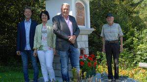 Erich Weiß, Annemarie Kogler-Weiß, Bürgermeister Friedrich Paulitsch (SPÖ) und Gerhard Trojer vor dem liebevoll hergerichteten Gedenkplatz