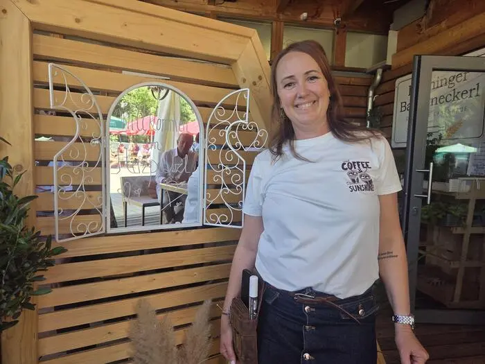 Friseurin Jaquline Gogg eröffnete das Sommercafé „Herzplatzl“