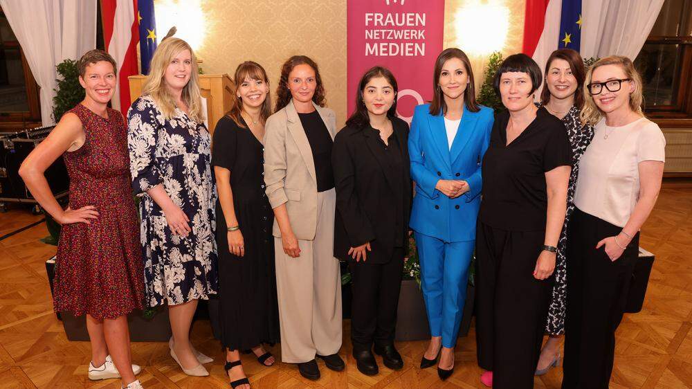 Alle Preisträgerinnen und der Vorstand des Frauennetzwerk Medien im Wiener Rathaus. 