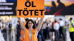 Klimaaktivisten der Gruppe Letzte Generation Österreich verschütten im Terminal 3 des Flughafen Wien Farbe, um gegen die aktuelle Klimapolitik der österreichischen Regierung zu protestieren. 