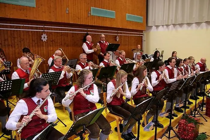 Unter dem neuen Kapellmeister Harald Peißl begeisterten die Musikerinnen und Musiker mit ihren Darbietungen.