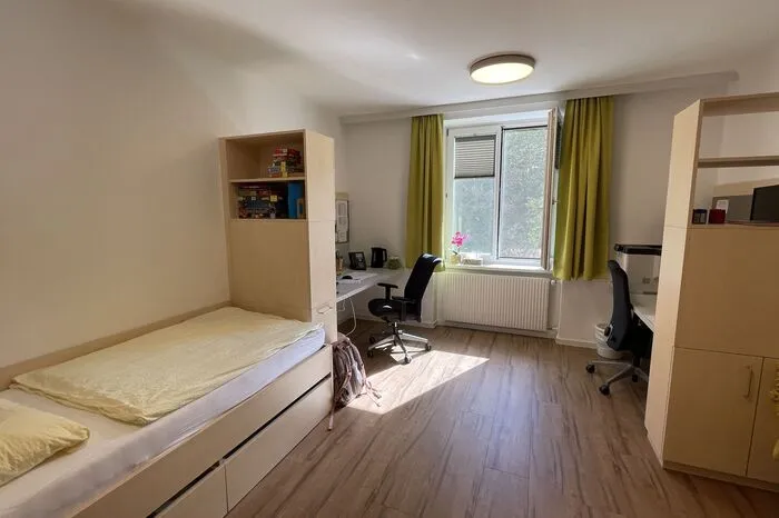 Besonders stolz in den Internatszimmern ist man auf "helle Arbeitsplätze"