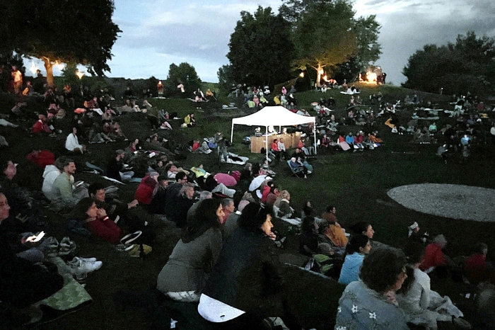 ...in die Naturarena Großsteinbach bei Sonnenuntergang.