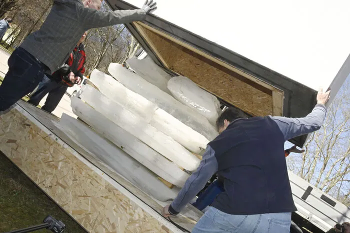Der Eisblock wird durch eine 30 Zentimeter Dämmung nun 100 Tage vor frühlingshaften und sommerlichen Temperaturen geschützt. 