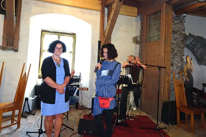 Ula Strasser und Laudatorin Birgit Bachmann.