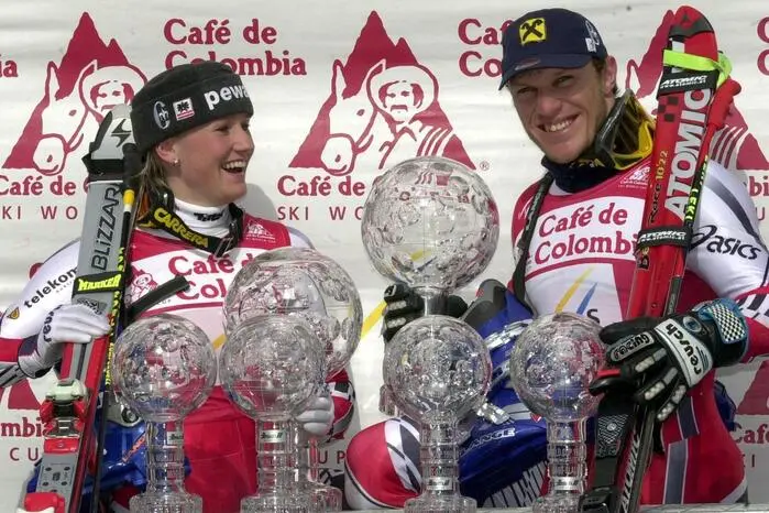 Renate Götschl (Super-G, Gesamtweltcup) und Hermann Maier (Abfahrt, RTL,Super-G und Gesamtweltcup) lachen im März 2000 in Bormio um die Wette 