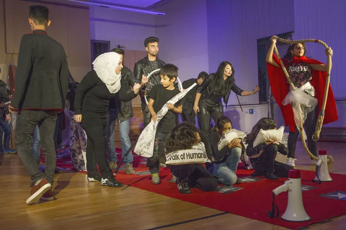 Bei der Theaterperformance „Dresscode Menschlichkeit“  stellten 21 junge Asylwerberinnen und -werber aus Gleisdorf ihre Flucht und ihr Ankommen eindrucksvoll dar. Klicken Sie sich durch die weiteren Bilder!