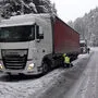 Bei Schneefahrbahn steht das 	Abschleppen von Lkw für die Kameraden der Feuerwehren auf der Tagesordnung