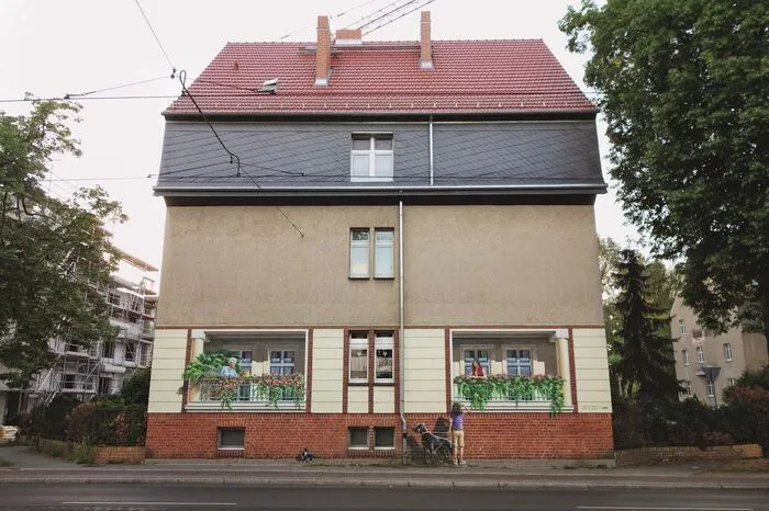 Potsdam: Oben gut geschichtet und unten das nachbarschaftliche Idyll aufgemalt. Für all jene, die sich jetzt ein wenig ertappt fühlen sollten, hat die Autorin in einer Widmung aber die passenden Worte gefunden – denn ohne Bausünde machen Sonntagsspaziergänge ja auch nur mehr halb so viel Spaß.  
