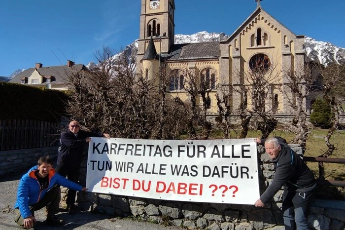 Das Transparent vor der evangelischen Kirche in der Ramsau