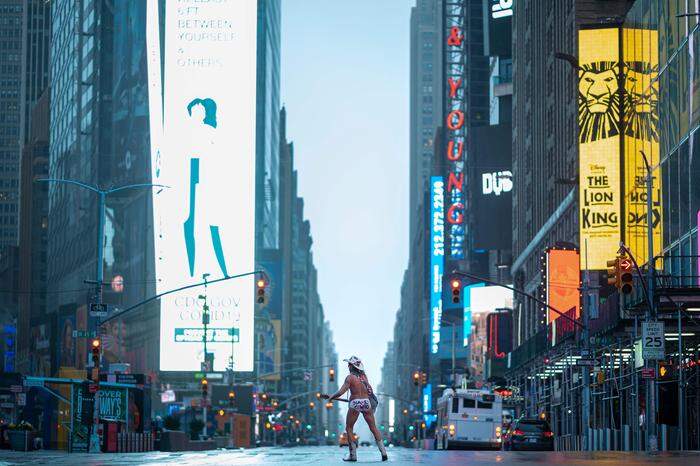 Der Straßenkünstler Robert John Burck, bekannt als „The Naked Cowboy“ (Der nackte Cowboy), spielt am New Yorker Times Square seine Gitarre und lässt sich gerne fotografieren