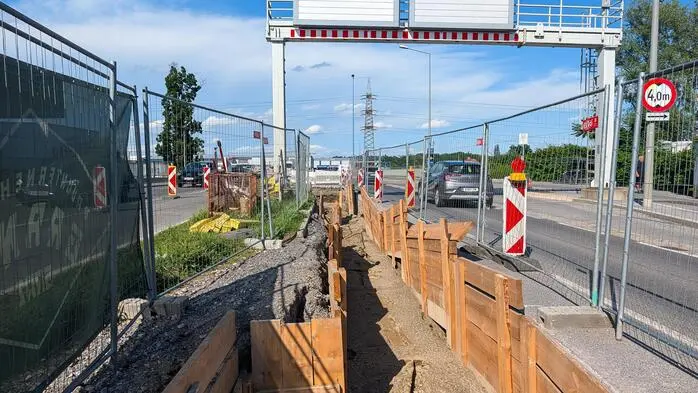 Zur Linken der Fahrspur wurde aufgegraben, um die Leitung zu verlegen.