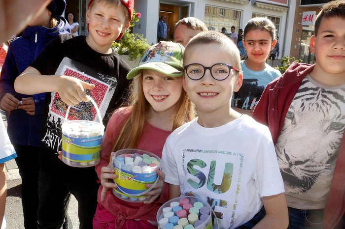 schnappten sich die bunten Straßenmalkreiden...