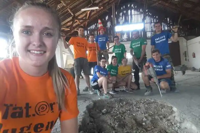 Die Renovierung der alten Markthalle hat sich die Ortsgruppe Arnfels vorgenommen. Die Arbeiten sind bereits in vollem Gange. Bis zu 25 Mitglieder sind an den bisherigen Arbeitstagen jeweils handwerklich eifrig zur Sache gegangen.