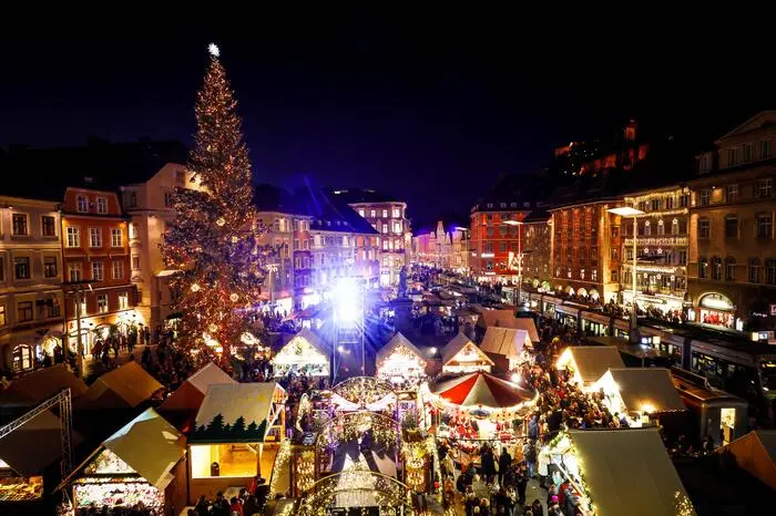 Advent, Innenstadt, Weihnachtsmarkt erster Adventsamstag, Weihnachtsmarkt von oben, Weihnachtsmarkt, Weihnachten, Eiskrippe, Christbaum illuminierung, Sujet, Graz am 20.11.2024