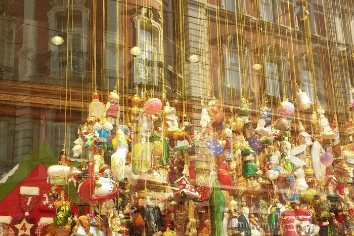 Die herrliche Auslage beim Zuckerlgeschäft Ferdinand Haller...